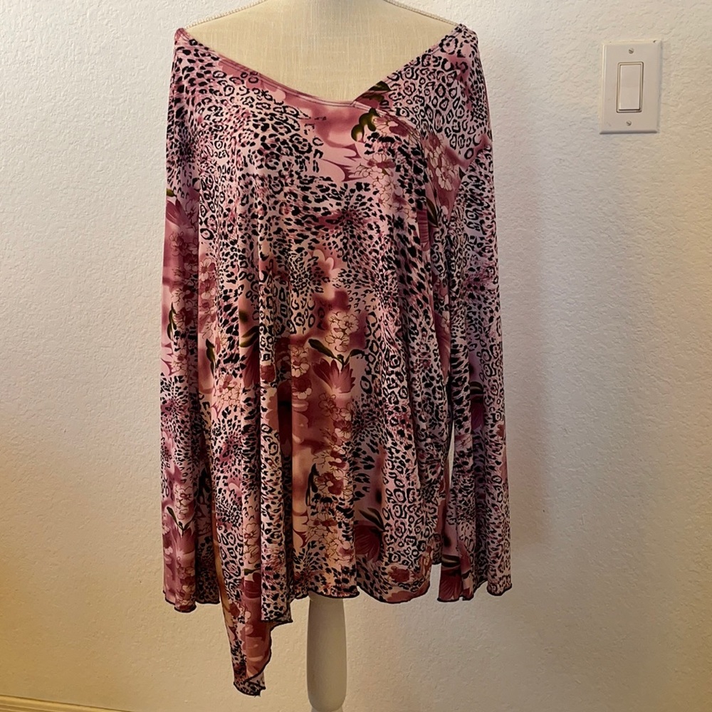 Susan Lawrence brand. Pink and black asymmetrical women’s tunic size 2X